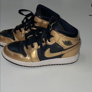 Nike Air Jordan1 Mid SE GS Black Gold Metallic Youth size 4.5